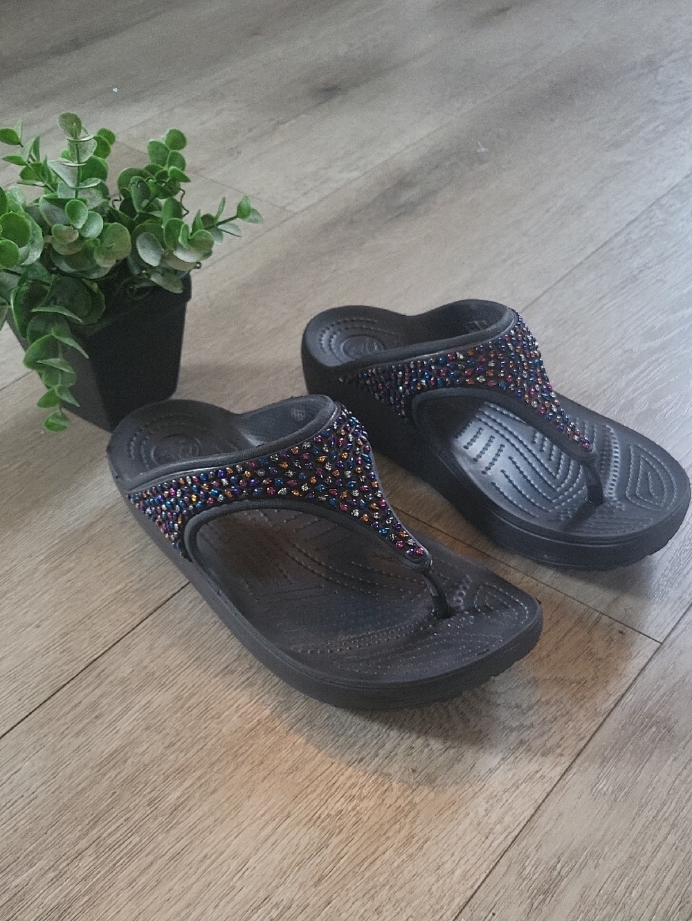 CROCS Size 6 Black Jeweled Wedge Thong Sandals Ladies Summer